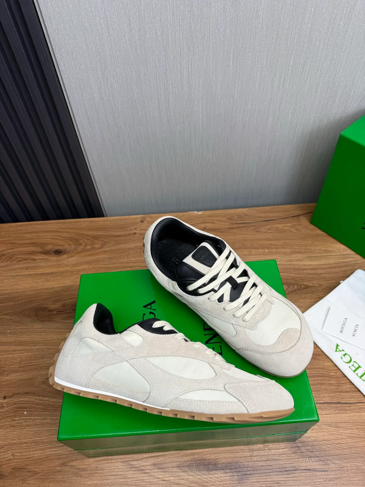 Men's men's shoes💰540💰 Bottega Veneta｜BV's new Forrest Gump shoes. Dexun shoes🩷💚 Sneaker technology nylon and suede, inspired by retro sneakers, light, comfortable, breathable and essential item. Original wear-resistant and non-slip rubber outsole❕❗️ Size: Female 35-40 (40 is custom-made and cannot be returned) Male 39-45 (45 is custom-made and cannot be returned or exchanged)